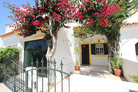 Facade/entrance, Day, Street view
