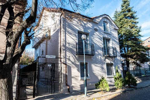 Property building, Day, Neighbourhood, Street view