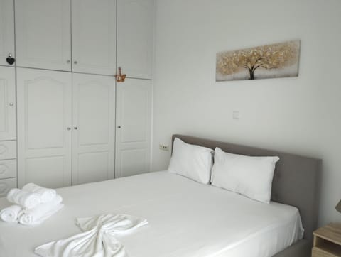 Bed, Photo of the whole room, wardrobe