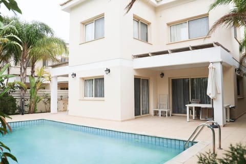 Property building, Patio, Day, Pool view, Swimming pool, sunbed
