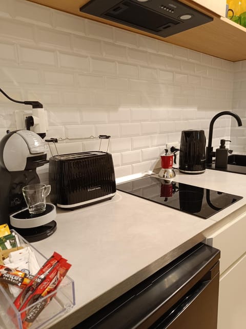 Coffee/tea facilities, Kitchen or kitchenette, stove