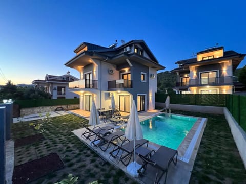 Property building, Garden, Swimming pool