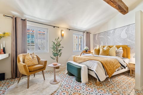 Bed, Living room, Photo of the whole room, Bedroom