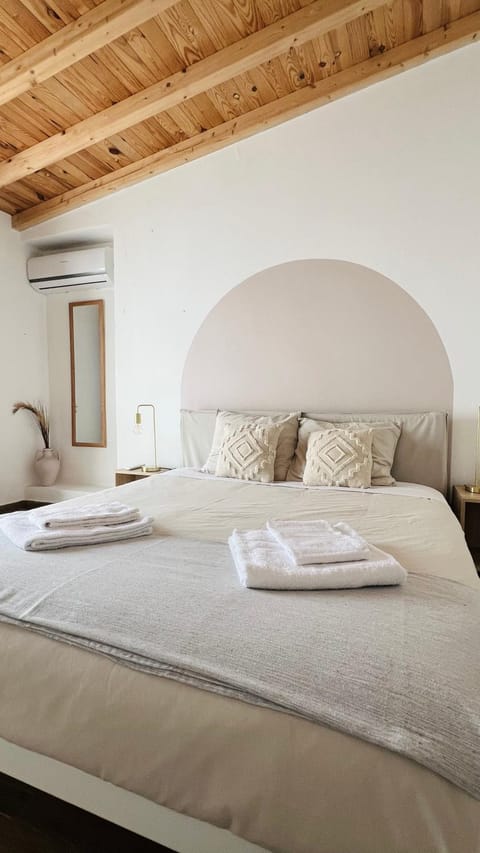 Bed, Bedroom, towels, air conditioner