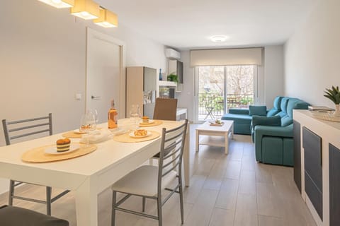 TV and multimedia, Living room, Seating area, Dining area, air conditioner