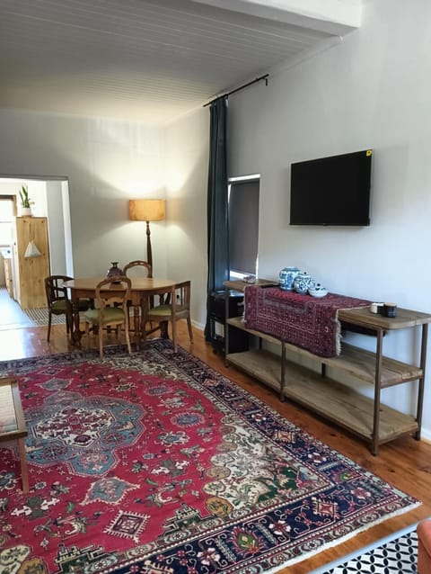 TV and multimedia, Seating area, Dining area