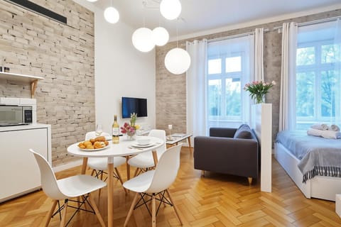 Bed, TV and multimedia, Kitchen or kitchenette, Living room, Food and drinks, Photo of the whole room, Seating area, Dining area, Bedroom, Food, minibar, oven