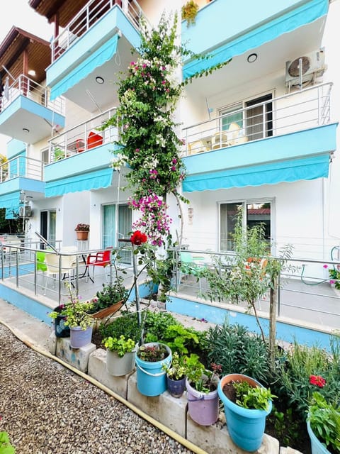 Property building, Garden, Balcony/Terrace