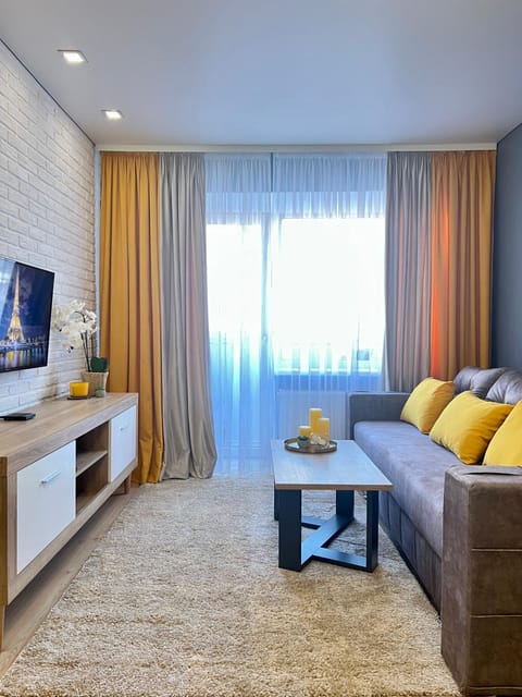 TV and multimedia, Living room, Photo of the whole room, Seating area, Bedroom