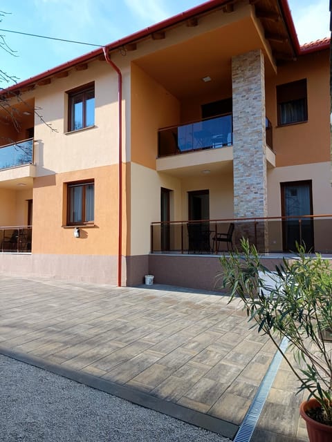 Property building, Balcony/Terrace, Balcony/Terrace, Parking