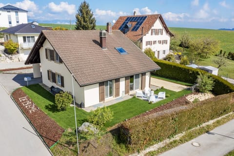 Property building, Spring, Day, Neighbourhood, Natural landscape, Garden, Balcony/Terrace, Garden view, Street view