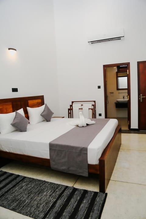 Bed, Photo of the whole room, Bedroom, air conditioner