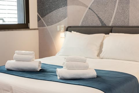 Bed, Bedroom, towels