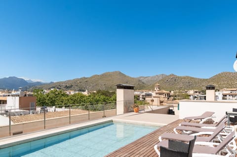 Property building, Day, Balcony/Terrace, Mountain view, Swimming pool, sunbed