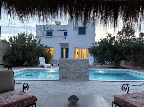 Patio, Swimming pool, sunbed