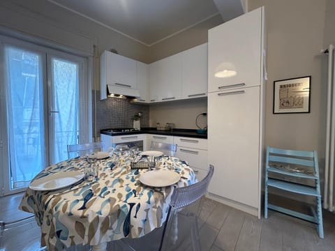 Kitchen or kitchenette, Dining area, stove