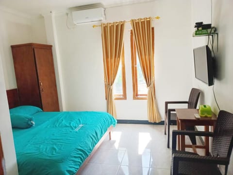 Photo of the whole room, Bedroom, air conditioner