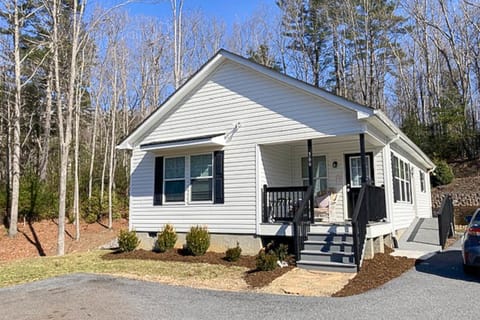 Gap Creek Cottage House in Fairview