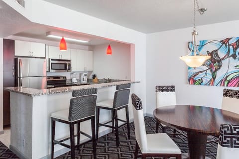 Kitchen or kitchenette, Seating area, Dining area, stove