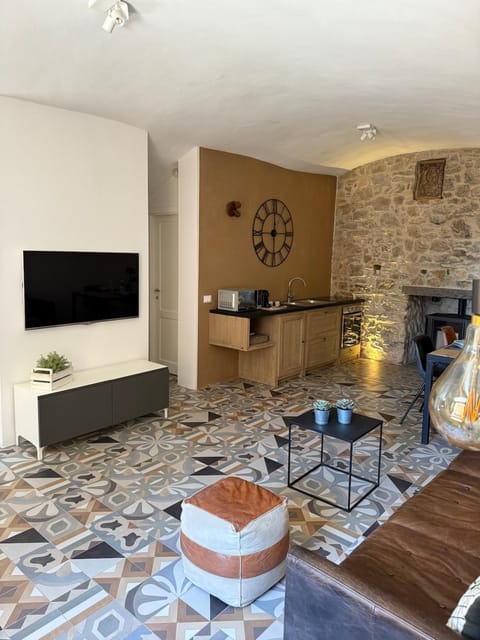 TV and multimedia, Kitchen or kitchenette, Living room, Seating area, oven