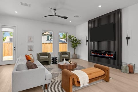 Communal lounge/ TV room, TV and multimedia, Living room, Seating area, fireplace