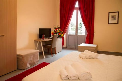 Bedroom, towels