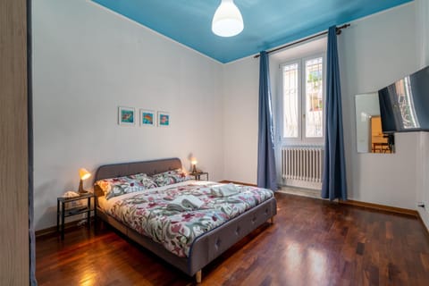 Bed, TV and multimedia, Photo of the whole room, Bedroom