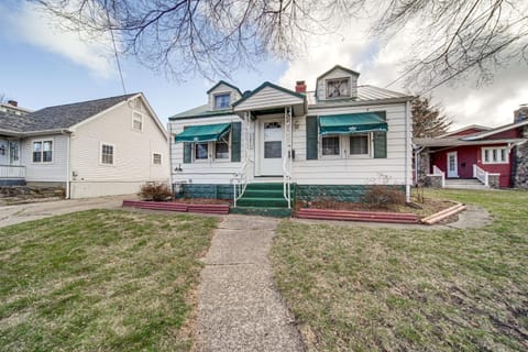 Walk to Lake Erie and Beach Access Home with Deck! House in Millcreek Township