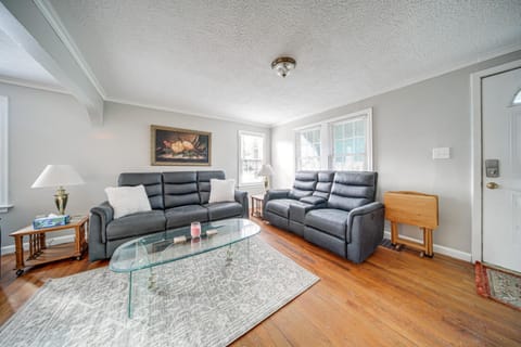 Walk to Lake Erie and Beach Access Home with Deck! House in Millcreek Township