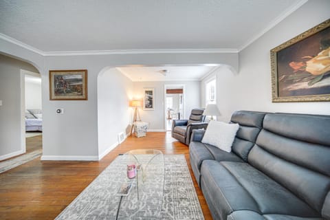 Walk to Lake Erie and Beach Access Home with Deck! House in Millcreek Township