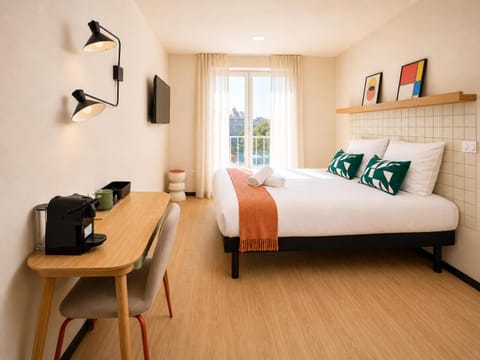 Bed, TV and multimedia, Photo of the whole room, Bedroom