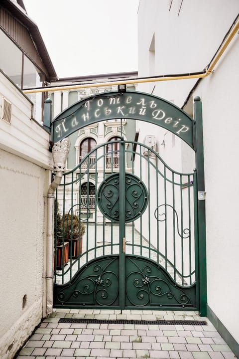 Facade/entrance