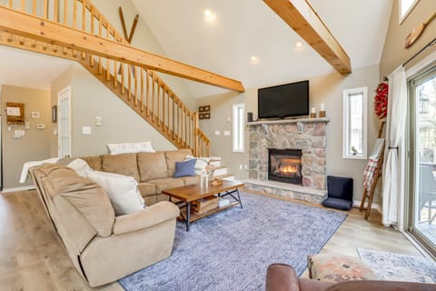 Walk to Lake Harmony Family Retreat with Decks! House in Hickory Run State Park