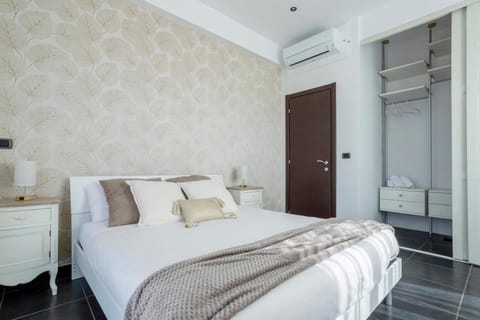 Bed, Photo of the whole room, Bedroom, wardrobe, air conditioner