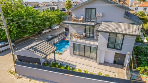 Property building, Day, Neighbourhood, Bird's eye view, Balcony/Terrace, Pool view, Street view, Swimming pool