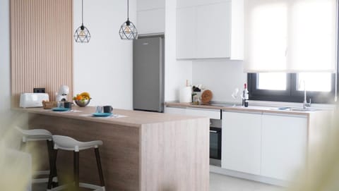 Coffee/tea facilities, Kitchen or kitchenette, Dining area, microwave, oven, stove, toaster