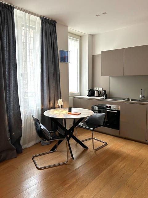 Kitchen or kitchenette, Living room, Seating area, Dining area, stove