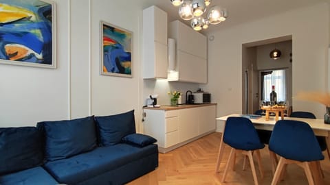 Coffee/tea facilities, Kitchen or kitchenette, Living room, Seating area, Dining area