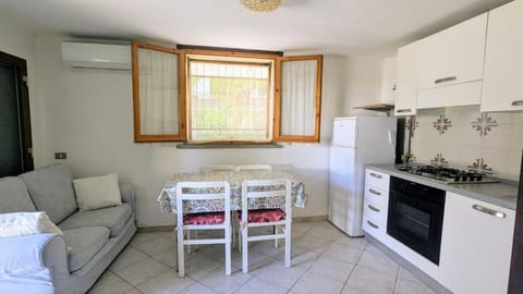 Kitchen or kitchenette, Living room, Seating area, Dining area, pet friendly