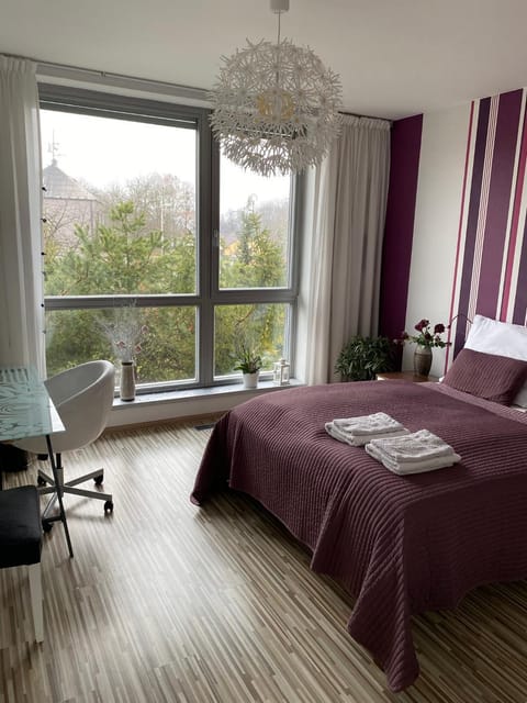 Bed, Seating area, towels