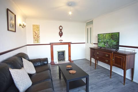 Communal lounge/ TV room, TV and multimedia, Living room, Seating area, Evening entertainment