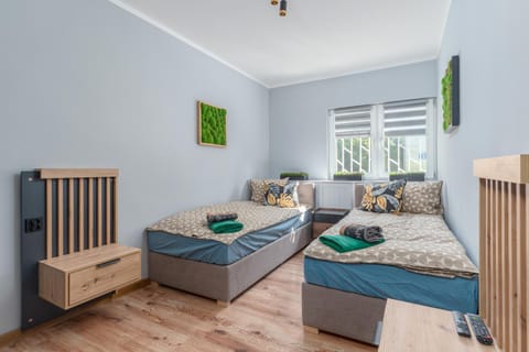 TV and multimedia, Photo of the whole room, Seating area, Bedroom, towels