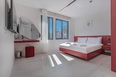 Bed, TV and multimedia, Photo of the whole room, Bedroom, towels