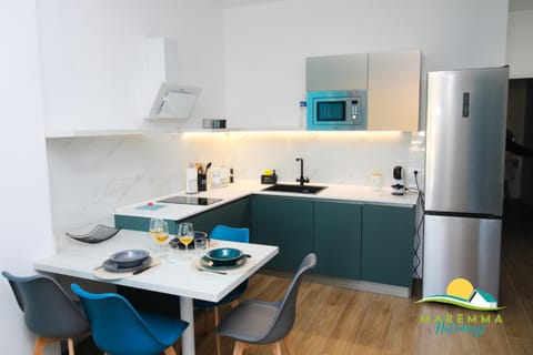 Coffee/tea facilities, Kitchen or kitchenette, Dining area, oven, stove