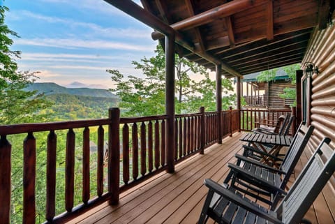 Great Views & Location- Family- Game Room- Hot Tub Chalet in Pigeon Forge