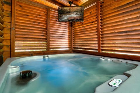 Great Views & Location- Family- Game Room- Hot Tub Chalet in Pigeon Forge