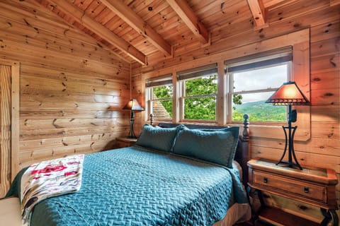 Great Views & Location- Family- Game Room- Hot Tub Chalet in Pigeon Forge