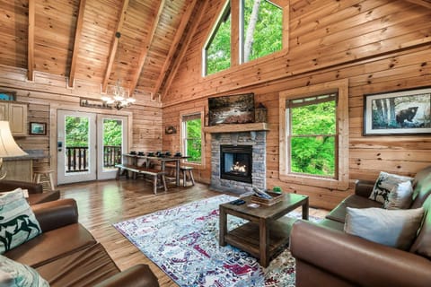 Great Views & Location- Family- Game Room- Hot Tub Chalet in Pigeon Forge