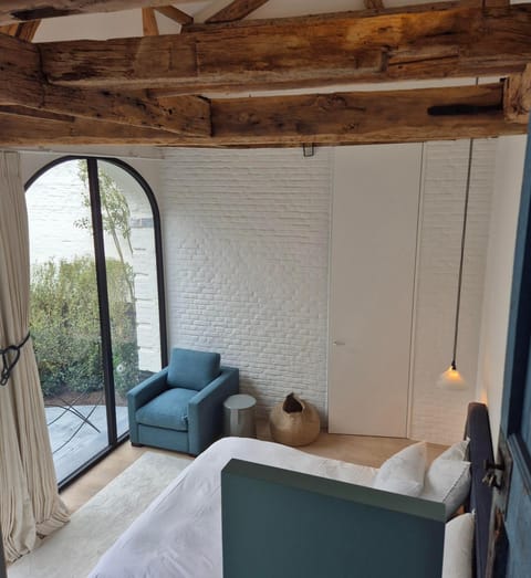 Bed, Photo of the whole room, Seating area, Bedroom, Inner courtyard view