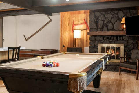 Billiard, Game Room